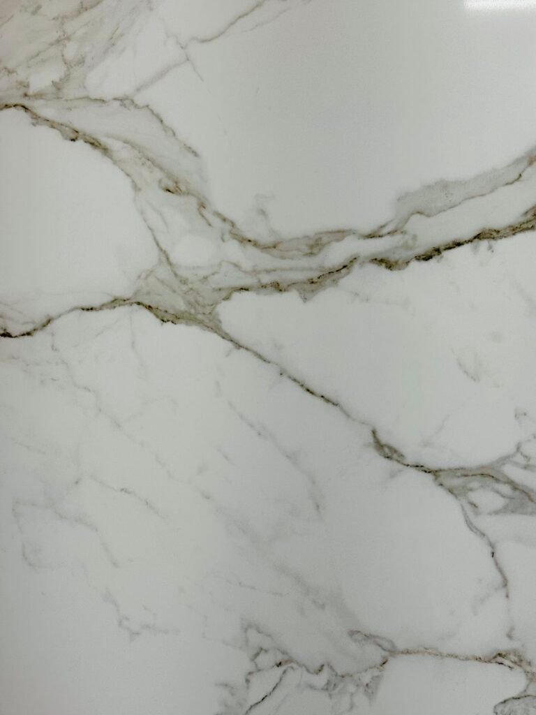 Quartz Calacatta Cremo